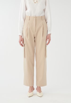 Beige cargo broek met twee zijzakken, plooien aan de voorkant en een losse pasvorm. Glad materiaal en recht gesneden pijpen.