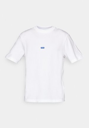 Fehér pamut póló rövid ujjakkal, kerek nyakkivágással, és egy kis kék "HUGO" címkével a felső mellrészen. Simább textúrájú, klasszikus szabású.