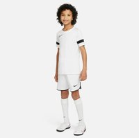 Witte sportshirt en shorts met zwarte accenten, met het Nike logo. Inclusief witte sokken en voetbalschoenen met rode details.