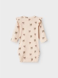 Ljusrosa ribbad bodysuit med lång ärm, dekorerad med volanger och ett heltäckande mönster av bruna snören. Har rund hals och tryckknappsstängning.