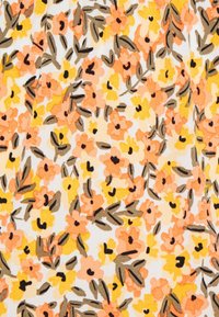 Floraler Stoff mit kleinen orangen, gelben und schwarzen Blumen auf weißem Hintergrund, durchsetzt mit grünen Blättern.