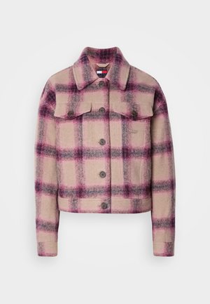 Blevet cropped jakke med beige, pink og lilla plaid mønster, to brystlommer med klapper og lange ærmer.