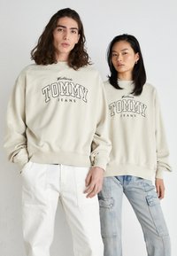 Tommy Jeans - BOXY VARSITY CREW UNISEX - Pulóver - beige Miniatűr kép 1