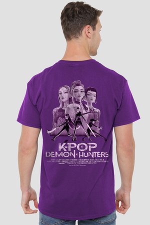 Mann trägt ein lila T-Shirt mit fünf animierten Figuren und dem Text "K-Pop Demon Hunters" auf der Rückseite.