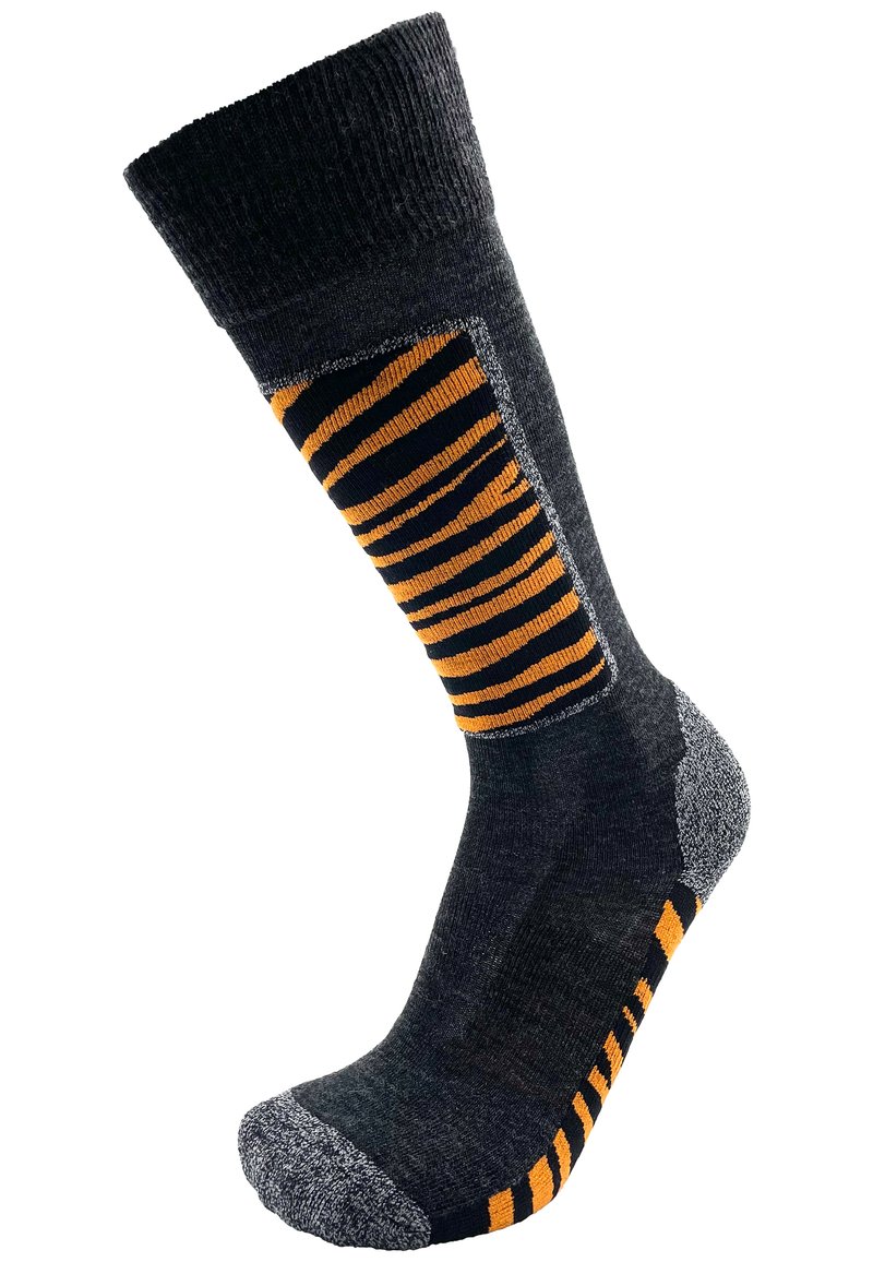 Dunkelgraue Socke mit orangefarbenen Streifen, geripptem Bündchen, strukturiertem Stoff, verstärkter Ferse und Zehen in einer helleren Graufarbe.