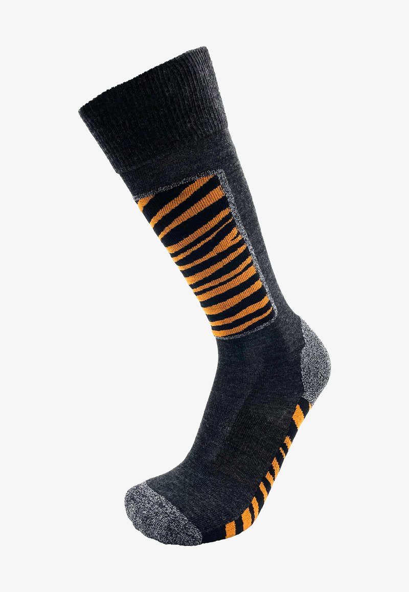 Dunkelgraue Socke mit orangefarbenen Streifen, geripptem Bündchen, strukturiertem Stoff, verstärkter Ferse und Zehen in einer helleren Graufarbe.