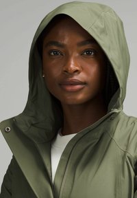 lululemon RAIN REBEL - Vodotesná bunda - medium olive