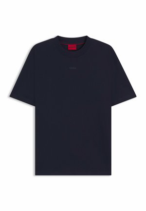 Tricou scurt cu mânecă în nuanță de bleumarin închis, cu guler rotund, având un text subtil "HUGO" pe față și o etichetă roșie de marcă la guler.