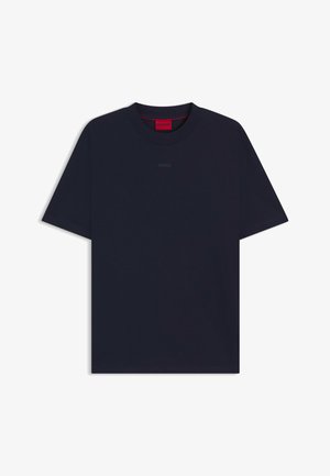 T-shirt de manga curta em azul marinho escuro com decote redondo e texto sutil "HUGO" à frente, além de etiqueta de marca vermelha no colarinho.