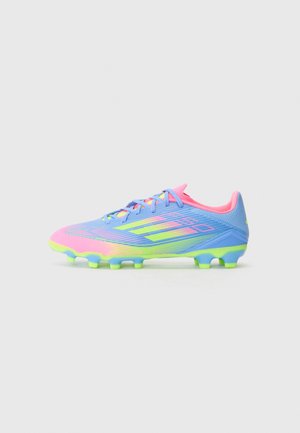 Chaussure de foot bleu clair avec des accents rose néon, tige synthétique texturée, profil bas et crampons multicolores pour une meilleure traction.