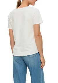 Witte katoenen t-shirt met korte mouwen en een relaxte pasvorm. De achterkant heeft een eenvoudig ontwerp met een lichte kromming bij de halslijn.
