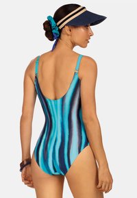 Strój kąpielowy w niebiesko-turkusowy wzór w paski, gładka tkanina, nisko wycięty tył, regulowane ramiączka i okrągłe wycięcia nogawek.