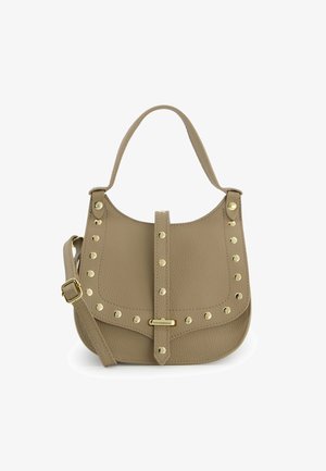 Torba na ramię z taupe skóry z ozdobnymi złotymi ćwiekami na przedniej klapie oraz regulowanym paskiem z klamrą.