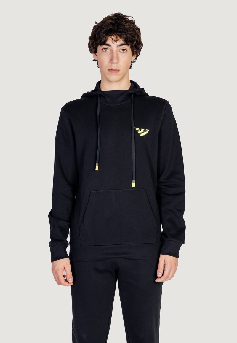 Hoodie noir avec une poche kangourou, accent logo jaune, cordons de serrage réglables et poignets côtelés. Fabriqué en tissu doux et texturé.