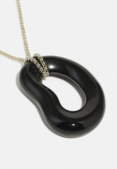 Must matt mustik oval ripats hõbedase ahelaga, millel on sile ja läikiv pind ning ainulaadne kumer disain.