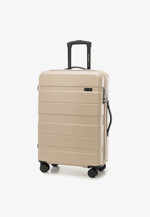 Valigia rigida beige con texture a righe orizzontali, manico nero retrattile, manico laterale e quattro ruote nere per la manovrabilità.