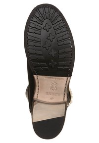 Suela de zapato de cuero negro con un agarre de goma texturizada, que presenta un cosido Goodyear y una marca en relieve. Talla 37 marcada en la plantilla.