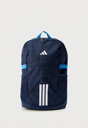 Sac à dos marine en tissu lisse, accents bleus, double fermeture éclair, poches latérales en maille et trois bandes blanches sur le devant.