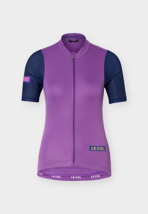 Paars en marineblauw fietsjersey met korte mouwen en een ritssluiting aan de voorkant, met het logo "LE COL" op de onderkant aan de voorkant en op de linkermouw, en een elastische zoom aan de taille.