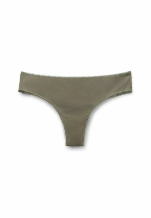 Tanga spodní prádlo z olivově zelené žebrované látky s krajkovou lemovkou podél okrajů, položeno na bílé pozadí.