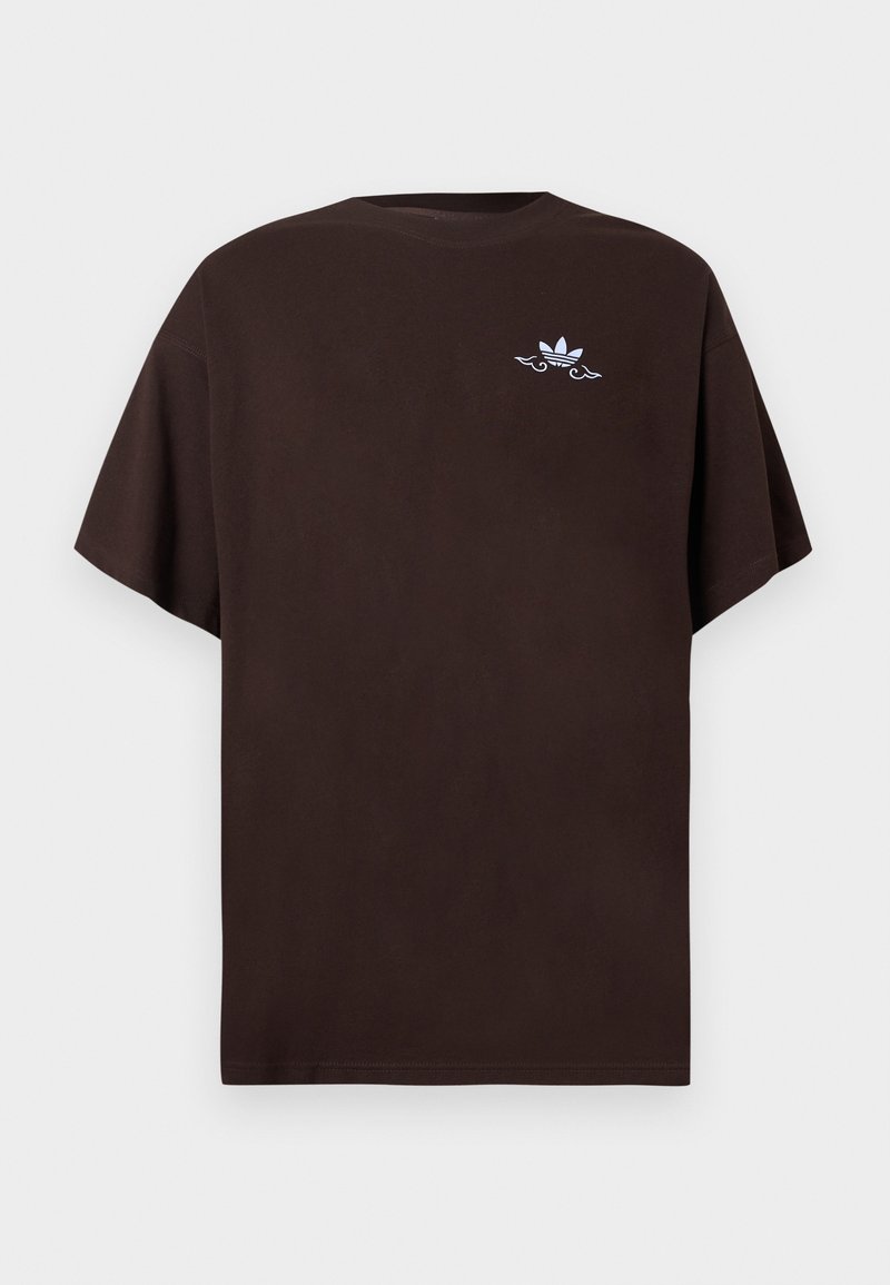 T-shirt en coton marron à manches courtes, avec un petit logo bleu bordé de blanc sur le devant, col rond et coupe décontractée.