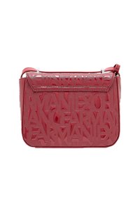 Borsa a spalla rossa lucida con testo in rilievo ripetuto "ARMANI EXCHANGE" su tutta la sua superficie.