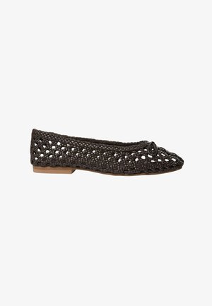 Zapato plano de cuero trenzado marrón oscuro con pequeño lazo en la punta redondeada y suela baja color beige, vista lateral sobre fondo blanco.