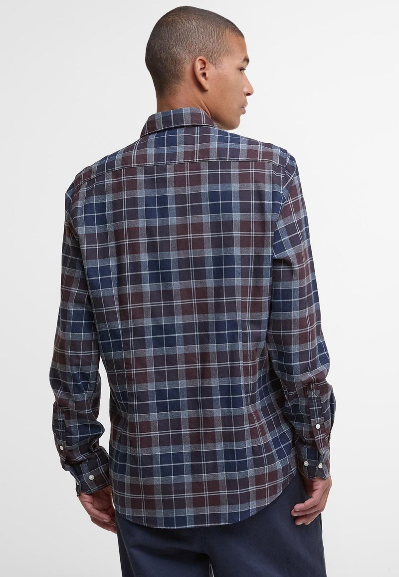 Męska koszula w kratę z długim rękawem w kolorach granatowym, bordowym i jasnoszarym. Posiada mankiety na guziki, klasyczny kołnierz oraz zaokrąglony tył.