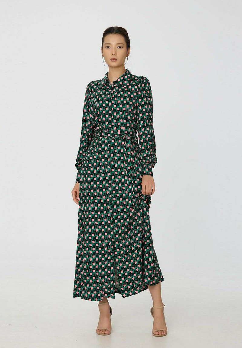 Robe longue à boutons en polyester vert avec un motif en grille rose et blanc. Elle possède des manches longues, une ceinture et une coupe décontractée.