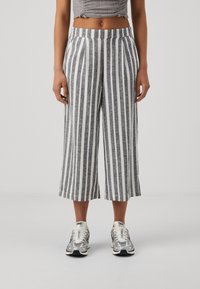 Culottes rayées gris et blanc avec une coupe large, fabriquées en tissu léger. Dotées d'une taille haute et de poches latérales.