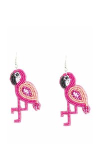 Orecchini ricamati con perline rosa a forma di fenicotteri, con accenti in bianco e nero, ganci in argento e dettagli intricati.