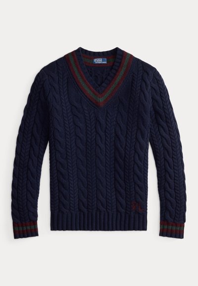 Tumši zils pīšanas džemperis ar V-veida izgriezumu, sarkanas un zaļas svītras apkaklē un aprocēs, un neliels sarkans "RL" izšuvums apakšmalā.