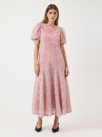 Rosa og grønn teksturert kjole med korte puffermer, kne-lengde og en utsvingt skjørt. Stoffet har et blomster mønster gjennom hele.