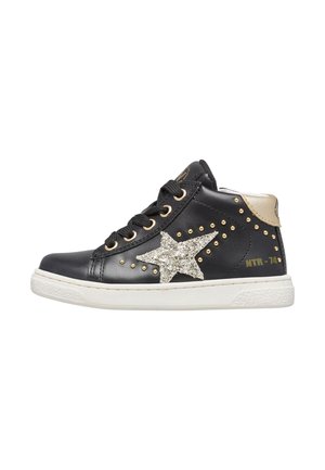 Sneaker alta nera con suola bianca, occhielli e borchie dorate, stella argentata luccicante di lato e accentatura dorata sul tallone, etichettata NTR-74.