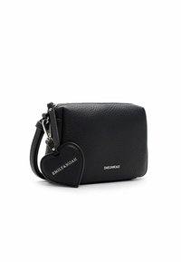 Schwarzes, strukturiertes Armbandtäschchen mit Reißverschluss, herzförmigem Anhänger und silbernem "EMILY & NOAH"-Logo auf der Vorderseite und dem Anhänger.