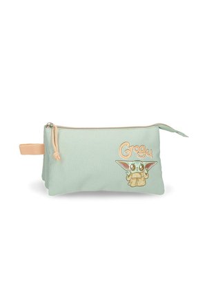Estuche para lápices verde claro con cremallera, lazo de tela melocotón y personaje de dibujos animados Grogu con texto en el frente.