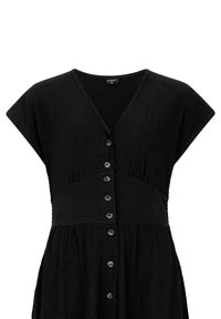 Robe courte noire texturée à manches courtes, col en V, boutonnage devant et large ceinture.