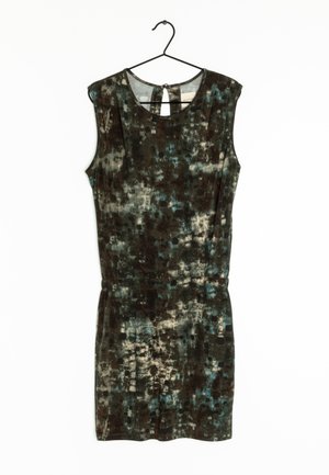 Sukienka bez rękawów w ciemnych tonacjach z abstrakcyjnym wzorem w kolorach niebieskim i szarym, z okrągłym dekoltem i wycięciem na plecach w kształcie klucza.