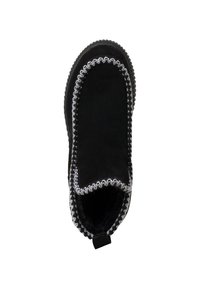 Schwarze Wildleder-Stiefelette mit runder Zehenform, kontrastierenden weißen Nähten und einer profilierten Gummisohle. Verfügt über ein weiches Innenfutter.