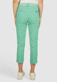 Mintgrüne, taillierte Cropped-Hosen mit zwei Gesäßtaschen, dezenten vorderen Nähten und einem kontrastierenden gestreiften Bund.