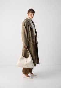 Marc O'Polo PANTS STRAIGHT LEG CROPPED LENGTH WELT POCKET - Auduma bikses - soft mocca