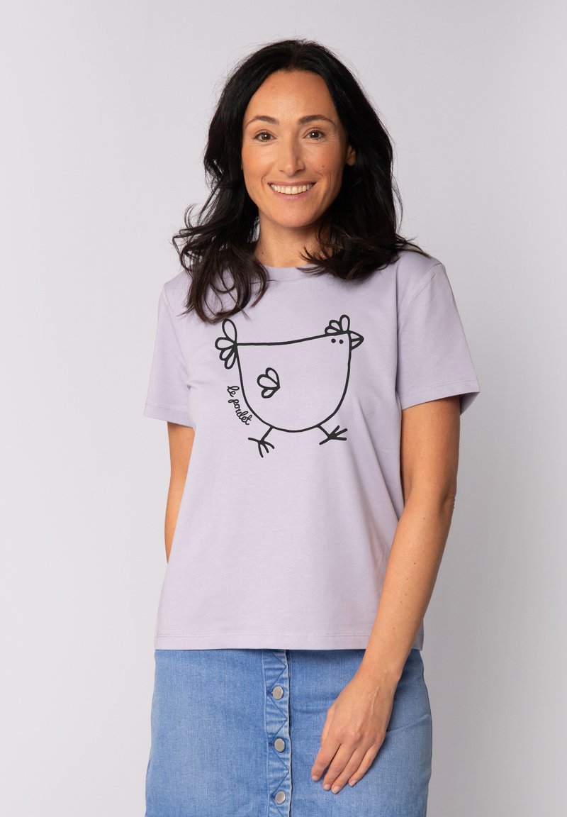 Lilafarbene T-Shirt aus Baumwolle mit einer schwarzen Umrandung eines Huhns und dem Text "le poulet". Lockerer Schnitt mit kurzen Ärmeln.