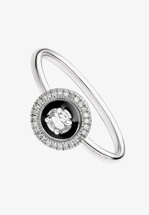 Anillo de plata con una gema central redonda y clara rodeada de un acento circular negro y un halo de pequeñas piedras claras. Diseño de banda suave.