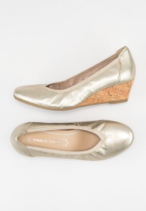 Metallic guld wedge sko med rund tå, polstret indvendig og en tekstureret korkhæl. Slankt design med diskrete syninger.
