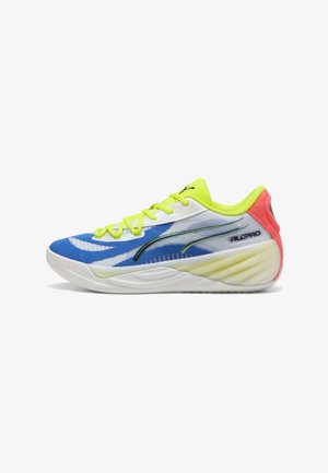 Zapato deportivo de perfil bajo con parte superior de malla azul y blanca, cordones y cuello amarillos, talón rojo y suela blanca con detalles texturizados en la entresuela.