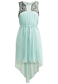 Robe sans manches bleu clair avec des plis, panneaux d’épaules en sequins noirs et argentés, ceinture à la taille et ourlet asymétrique plus long à l’arrière.