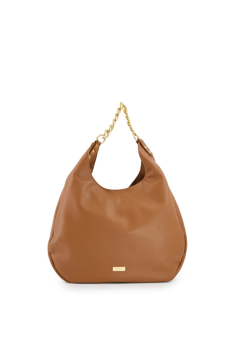 Bruine leren hobo tas met een gouden kettinghandvat, een gladde textuur en een subtiele logoplaat aan de voorkant. Zachte, ronde vorm.