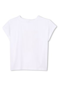 Top corto blanco de manga corta con un clásico escote redondo y una textura de algodón suave. Diseño simple y limpio sin patrones.