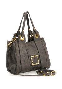 Borsa a tracolla in pelle marrone scuro con doppi manici, borchie e accessori in tonalità oro, e una tracolla regolabile e removibile, su sfondo bianco.