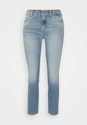 Jean en denim bleu clair à coupe slim, doté d'un design classique à cinq poches et d'un léger effet délavé vers l'ourlet. Fermeture par bouton ton argent.